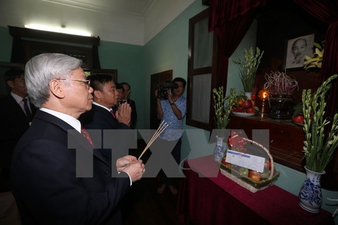 Party leader burns incense in memory of President Ho Chi Minh - ảnh 1